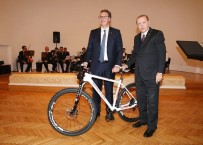 SIRBİSTAN CUMHURBAŞKANI - Cumhurbaşkanı Erdoğan'dan Sırp Mevkidaşına Özel Tasarım Bisiklet Hediyesi