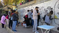 MUSTAFA AÇıKALıN - Düzce Üniversitesi Öğrencileri Okul Duvarına Renk Kattı