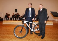 SIRBİSTAN CUMHURBAŞKANI - Erdoğan'dan Sırp Mevkidaşına Özel Tasarım Bisiklet Hediyesi