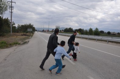 Karşıya Geçmek İçin Canlarını Tehlikeye Atıyorlar