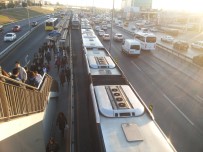 CEVIZLIBAĞ - Metrobüs Kadına Çarptı, Seferler Durdu