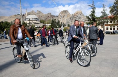 Tokat'ta Mahalle Muhtarlarına Bisiklet