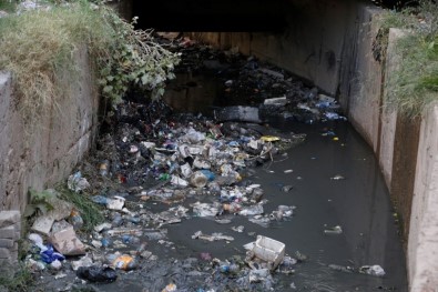 Cizre Belediyesi Açık Yağmurlama Kanallarında Temizlik Çalışması Başlattı