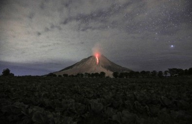 Endonezya'da Sinabung Yanardağı Patladı