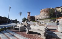 HİSARPARK CADDESİ - Kale Önü Yenilendi