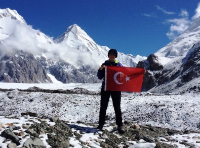 7 Bin 10 Metrede Türk Bayrağı'nı Dalgalandırdı