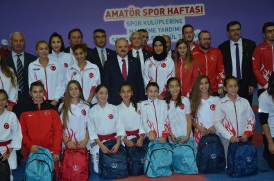 Amatör Spor Haftası'nda Amatör Spor Kulüplerine Malzeme Yardımı Ve Ödül Töreni