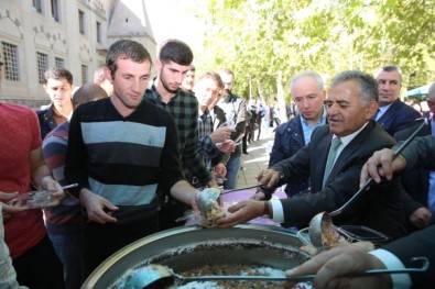 ERÜ Öğrencilerine Aşure İkramı