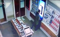 Hırsız 22 Saniyede İş Yerine 30 Bin TL'lik Telefon Çaldı