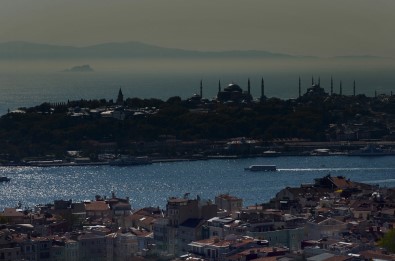 İstanbul'da Puslu Hava Kartpostallık Görüntüler Oluşturdu