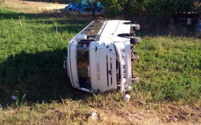 Öğrenci Servisi İle Otomobil Çarpıştı Açıklaması 4 Yaralı