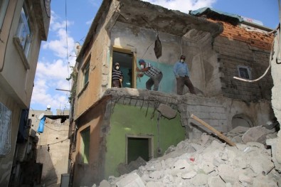 Siirt'te Dar Sokakta Bulunan Metruk Binalar İnsan Gücüyle Yıkılıyor