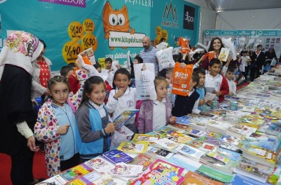 Ediz Hun Ve Ahmet Ümit, Kitap Şenliğinde Kitaplarını İmzaladı