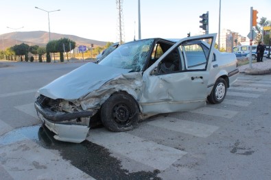 Ekip Aracı İle Otomobil Çarpıştı Açıklaması 2 Yaralı