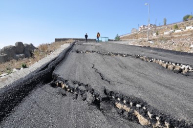 Kars'ta, Çöken Yol Trafiğe Kapatıldı