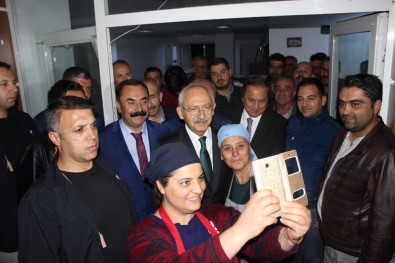 Kılıçdaroğlu Taziyeden Çıkarken Aşçıların Özçekim Israrını Kırmadı