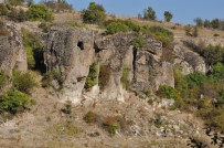 Uşak'ta 7 Bin Yıllık Kaya Mezar Ve Evler İlgi Bekliyor