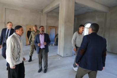 Varto Kaymakamı Ve Belediye Başkan Vekili Çetin,  Yeni Mahalle Cami Ve Taziye Evinde Çalışmaları İnceledi