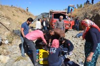 Yüksekova'da Mültecileri Taşıyan Kamyonet Devrildi Açıklaması 66 Yaralı