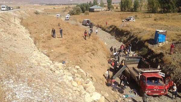 Kaçakları taşıyan kamyonet devrildi: 66 yaralı