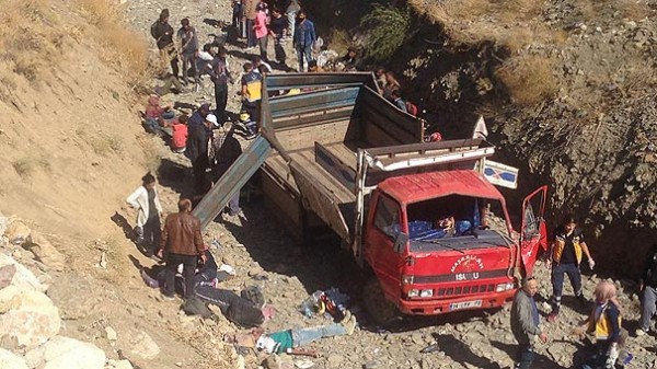 Kaçakları taşıyan kamyonet devrildi: 66 yaralı