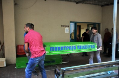 Cinnet Geçiren Şahsın Öldürdüğü Eşi Ve Kızının Cenazesi Morgdan Alındı