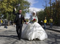 Fanatik Ankaragücü Taraftarı Damat, Düğün Öncesi Gelini Alıp Tribünde Maç İzledi