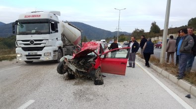 Kamyona Çarpan Kadın Sürücü Hayatını Kaybetti