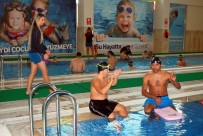 Manisa'da Engeller Kulaç Atarak Aşılıyor