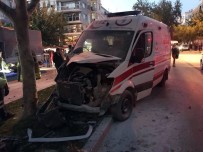 Otomobil Ambulansla Çarpıştı Açıklaması 3 Sağlık Personeli Yaralı