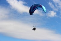 KÜRŞAT ATıLGAN - Yamaç Paraşütü Pilotları Gökyüzünde Buluştu