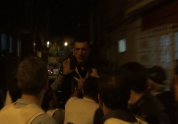 Firari hükümlü, girdiği evdeki aileyi tabancayla rehin aldı