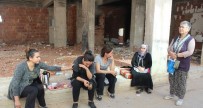 YOL ÇÖKMESİ - Binalar Tahliye Edildi, Sokakta Kalan Kadınlar Ağladı