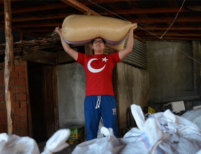 Fındık çuvallarından halterde altın madalyaya