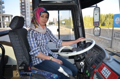 'Kadından Şoför Olmaz' Algısını Yıkmak İçin E Sınıfı Ehliyeti Aldı