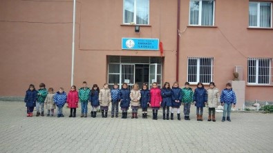 Karaköy İlkokulu Öğrencilerine Kışlık Bot Ve Mont Yardımı