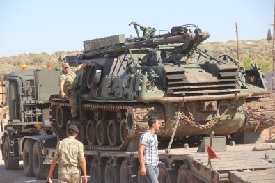 Suriye Sınırına Tank Sevkiyatı Sürüyor