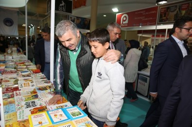 Yazar Yavuz Bahadıroğlu, 'Şu Anda Kitap Fuarı'nda Birincisiniz'