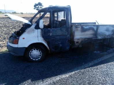 Anız Yangını Saman Yüklü Kamyoneti Küle Çevirdi