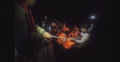 İzmir'den Yurt Dışına Kaçmaya Çalışan 53 Göçmen Yakalandı