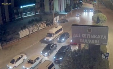 Reklam Panosuna Giren Otomobil Kazası MOBESE'de