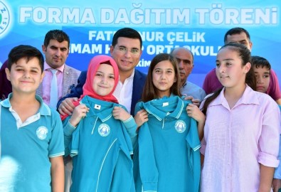 Tütüncü, Öğrencilere Forma Dağıttı