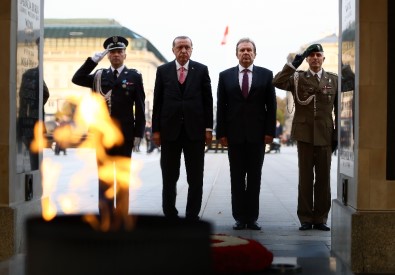 Varşova'da Meçhul Asker Anıtı'nı Ziyaret Etti
