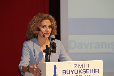 İzmir'de Polise 'Etkili İletişim' Konferansı