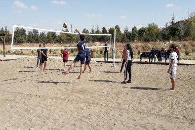 KMÜ'de Beach Voleybol Turnuvası