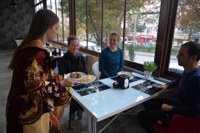 Almanya'dan Gelen Bisikletlilere Bilecik'in Yöresel Ürünleri İkram Edildi