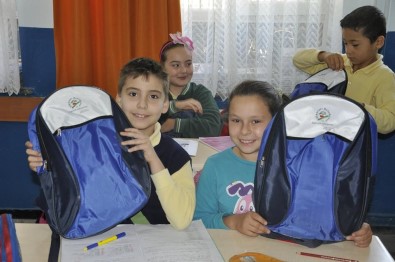 Gölpazarı'nda Bin 20 Öğrenciye Okul Çantası Hediye Edildi