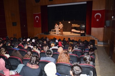 Yılmaz Erdoğan'ın Yazdığı Tiyatro Oyunu Yüksekova'da Sahnelendi
