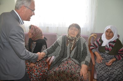 Başkan Acar'dan, Huzurevine 'Dünya Yaşlılar Günü' Ziyareti