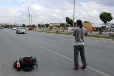İlahiyat Öğrencisi Otostop Yaparak Türkiye'yi Geziyor